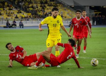Pemain kebangsaan, Paulo Josue dihalang dua pemain Nepal pada perlawanan Kelayakan Piala Asia 2027 di Stadium Nasional Bukit Jalil pada Selasa lalu. Gambar; MUHAMAD IQBAL ROSL