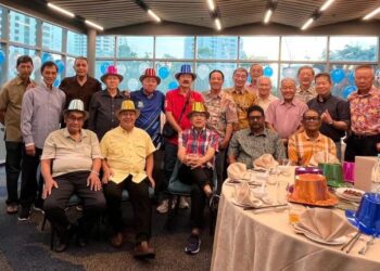 BEKAS pelajar Methodist Boys’ School (MBS) Sentul Kelas 1972 merakam kenangan sempena majlis ulang tahun ke-70 persahabatan mereka di The Ming Room, Bangsar Shopping Centre, Kuala Lumpur, baru-baru ini.