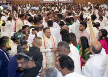 S.A. Vigneswaran bersalam dengan para perwakilan yang menghadiri  Perhimpunan Agung MIC Ke-79 di Shah Alam, Selangor, semalam.