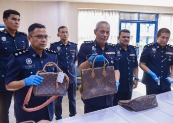 Aidi Sham menunjukkan barangan berharga yang dirampas daripada kumpulan pecah rumah berkenaan.