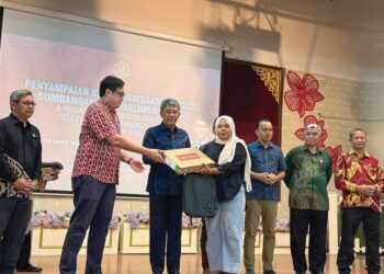 MOHAMAD Hasan menyerahkan sumbangan pada Majlis Penyampaian Kit Untuk Calon SPM 2025 dan Komputer Riba Untuk Pelajar IPT Parlimen Rembau  di Seremban, semalam. – UTUSAN / NOR SHAFIQAH MOHD GHAZALI