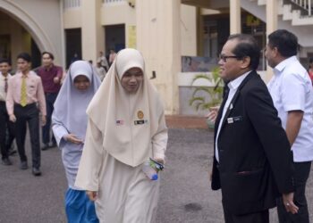 MOHD. Azam Ahmad melihat semua calon SPM 2025 berjalan memasuki dewan peperiksaan di Sekolah Menengah Kebangsaan Putrajaya Presint 11(1), Putrajaya, semalam. - UTUSAN/FAISOL MUSTAFA