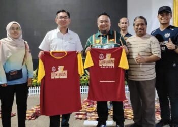 HASROLNIZAM Shaari bersama baju Jalan Santai yang dijangka hampir 1,000 peserta hadir esok pagi.