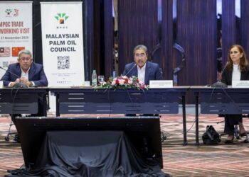 JOHARI Abdul Ghani (tengah) berucap pada Dialog Industri Lawatan Rangkaian Perdagangan Majlis Minyak Sawit Malaysia (MPOC) di Petaling Jaya, Selangor, semalam. - UTUSAN/FARIZ RUSADIO