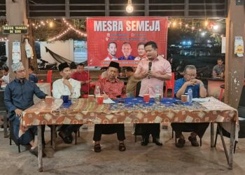 Hasbie Muda (berdiri ) menyampaikan ucapan pada Majlis Mesra Semeja di Kuala Nerus, Terengganu.
