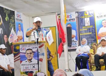 NIZAM Abu Bakar Titingan berucap di hadapan penyokong yang menghadiri ceramah di Rumah Adat Kampung Hidayat, Batu 4.-UTUSAN/BESSE AISYAH