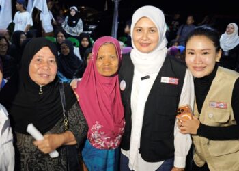 SAMSIAH Usman (dua dari kanan) bergambar bersama pengundi Kampung Sri Menanti yang hadir di markas PDM Kukusan.
