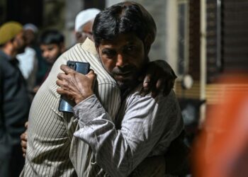 Ahli keluarga dan saudara mara mangsa yang terkorban dalam kemalangan bas berhampiran kota suci Madinah berkumpul  di Hyderabad. - AFP