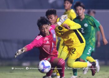 PEMAIN B-16 negara, Alif Ashraf diasak penjaga gol Macau pada aksi ketiga Kumpulan C Kelayakan Piala Asia B-17 berdepan Macau di Hanoi, malam ini.-IHSAN FAM