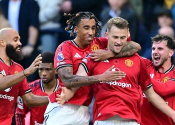 Pemain Manchester United meraikan gol jaringan Matthijs de Ligt (dua dari kanan) dalam aksi Liga Perdana Inggeris menentang Tottenham Hotspur di Londpon, semalam. - AFP