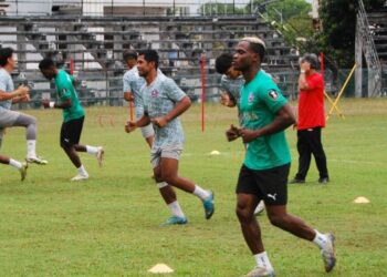 Pemain Melaka FC menjalani latihan di Stadium Hang Tuah petang semalam sebagai persiapan menghadapi Kuala Lumpur City FC, esok. UTUSAN/AMRAN MULUP