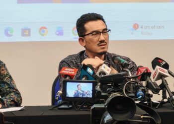 MOHD. Hisham Mohd. Anip pada sidang akhbar di pejabatnya di Petaling Jaya hari ini. - UTUSAN/FAUZI BAHARUDIN