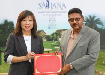 SA NATHAN menerima penajaan daripada Pengarah Pemasaran Bermaz Auto Berhad, Lee Ai Yoon yang menaja sebuah kereta Mazda CX-3 bagi pemain yang berjaya melakukan ‘Hole In One’.