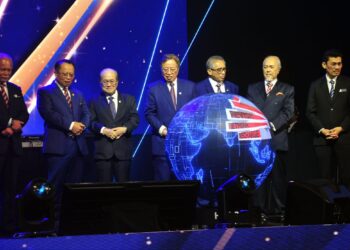 Abang Johari bersama-sama tetamu kehormat lain menyempurnakan simbolik sambutan Hari Perkhidmatan Awam 2025 di BCCK, hari ini.