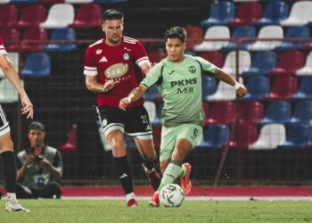 PEMAIN Tengah Selangor FC, Nooa Laine  berjaya melepasi pemain Sabah pada aksi separuh akhir pertama Piala FA di Stadium Likas, malam ini.-IHSAN SELANGOR FC