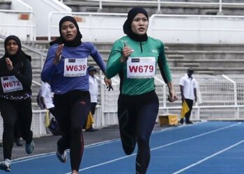 Nur Aishah Rofina Aling (kanan) akan beraksi dalam acara 100 meter dan kuartet 4x100 meter wanita Sukan SEA Thailand 2025 pada Disember ini. - UTUSAN/SHIDDIEQIIN ZON