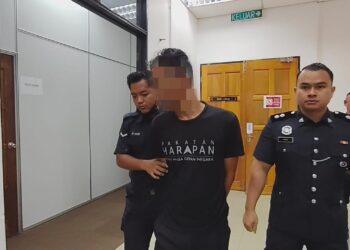PEMANDU jentera berat (tengah) mengaku bersalah di Mahkamah Sesyen Teluk Intan hari ini atas 11 pertuduhan membabitkan kesalahan seksual terhadap anak tiri perempuannya yang berusia 14 tahun. - UTUSAN