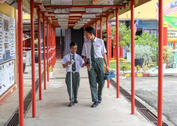 MUHAMMAD Akmal Mohamad Zaili (kiri) ditemani Ahmad Mui’zz ketika ditemui di SMK Tunku Abdul Malik, Alor Setar, Kedah, semalam. 
– UTUSAN/SHAHIR NOORDIN