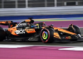 Pemandu pasukan McLaren, Oscar Piastri memecut keretanya dalam sesi kelayakan perlumbaan pecut  Grand Prix Qatar di Litar Losail, Doha. - AFP