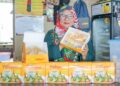 SAHDATUN Nazirah Zainal Abidin menunjukkan panipuri yang dijual ketika ditemui di D'Selera Lindungan, Petaling Jaya. - UTUSAN/FARIZ RUSADIO