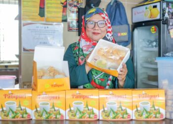 SAHDATUN Nazirah Zainal Abidin menunjukkan panipuri yang dijual ketika ditemui di D'Selera Lindungan, Petaling Jaya. - UTUSAN/FARIZ RUSADIO