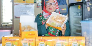 SAHDATUN Nazirah Zainal Abidin menunjukkan panipuri yang dijual ketika ditemui di D'Selera Lindungan, Petaling Jaya. - UTUSAN/FARIZ RUSADIO