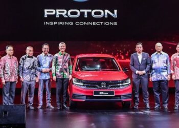 TENGKU Zafrul Tengku Abdul Aziz (lima dari kiri) bersama Pengerusi Proton, Tan Seri Syed Faisal Albar (dua kanan) ketika sesi bergambar pada pelancaran rasmi Saga baharu di MITEC di sini, semalam. - UTUSAN/SYAKIR RADIN