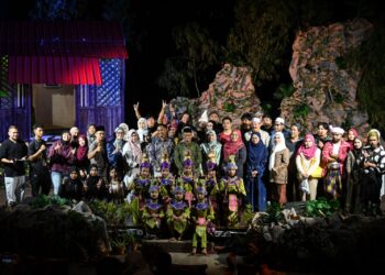 PENGARAH Jabatan Kebudayaan Dan Kesenian Negeri Pahang, Mohd. Rizal Ismail (tengah) bergambar bersama  ahli-ahli persembahan pementasan teater Pelanduk Terakhir di Auditorium Sudirman, JKKN Pahang di Kuantan, Pahang. – utusan/MUHAMMAD NAIM HELMI HAFIDZI