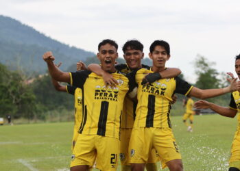PEMAIN Perak meraikan jaringan ketika menentang Imigresen FC II dalam perlawanan Liga A1 Semi Pro di Kompleks Bola Sepak Perak, Chepor di Ipoh hari ini.