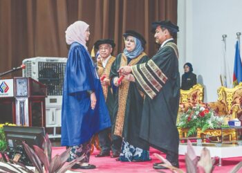 NUR Hasliza Ramli ketika menerima sijil yang disampaikan Ketua Setiausaha Kementerian Pertahanan, Datuk Lokman Hakim Ali pada Majlis Penganugerahan Diploma Kemahiran Malaysia dan Sijil Perhebat di Kompleks Perhebat, Kem Sungai Buloh, Selangor, semalam. – UTUSAN/SYAKIR RADIN