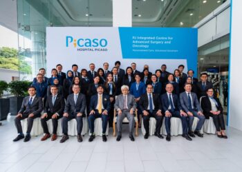 DULI Yang Maha Mulia Yang di-Pertuan Besar Negeri Sembilan Darul Khusus, Tuanku Muhriz Ibni Almarhum Tuanku Munawir (tengah), berkenan mencemar duli menghadiri majlis tersebut, diiringi oleh Yang Amat Mulia Tunku Besar Seri Menanti dan Pengerusi Hospital Picaso, Tunku Ali Redhauddin Ibni Tuanku Muhriz, Yang Berbahagia Dato’ Dr Luqman Mazlan, serta Yang Berbahagia Dato’ Dr Loh Chit Sin, bersama barisan kepimpinan Hospital Picaso.