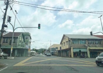 PEKAN Kuala Perlis lebih rancak dengan kehadiran pelancong selepas pengoperasian semula perkhidmatan feri Kuala Perlis-Satun. – UTUSAN/ASYRAF MUHAMAD