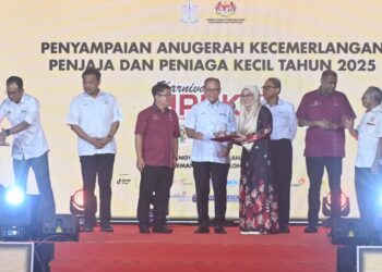 WAN ROSDY Wan Ismail (tengah) mewakili Perdana Menteri menyampaikan Anugerah Kecemerlangan Penjaja Dan Peniaga Kecil Tahun 2025 di Temerloh, Pahang. - UTUSAN/SHAIKH AHMAD RAZIF