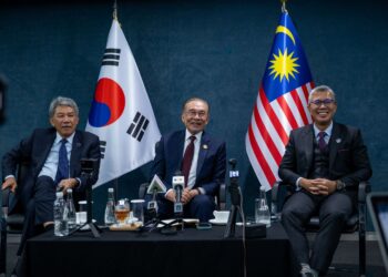 ANWAR Ibrahim (tengah) bersama Menteri Luar, Datuk Seri Mohamad Hasan (kiri) dan Tengku Zafrul Tengku Abdul Aziz semasa sidang akhbar penutup lawatan kerja tiga hari di Korea Selatan. – PEJABAT PERDANA MENTERI