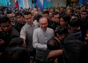 ANWAR Ibrahim hadir pada Festival Idea Putrajaya (FOI) 2025 hari ini.-UTUSAN/FAIZ ALIF ZUBIR