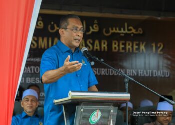 TAKIYUDDIN Hassan semasa menyampaikan ucapan sempena perasmian Pasar Berek 12, Kota Bharu, Kelantan. - IHSAN DATO PANGLIMA PERANG