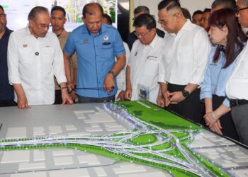 ANWAR Ibrahim (kiri) ketika diberi penerangan mengenai projek penyuraian trafik Juru-Sungai Dua di tapak ekspo Seberang Jaya, Pulau Pinang hari ini. - UTUSAN/DANIAL SAAD