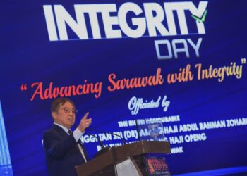 ABANG Johari Tun Openg berucap pada Hari Integriti DBOS di Kuching, hari ini.