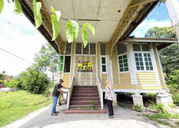 KEADAAN rumah seniwati Norizan di Jalan Syed Abu Bakar di Teluk Intan. – UTUSAN/AIN SAFRE BIDIN