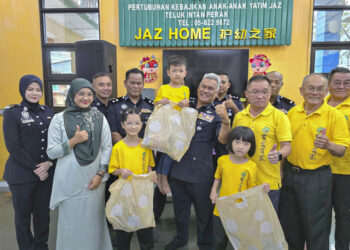 DR. Bakri Zainal Abidin (tengah) bersama tiga beradik yang ditempatkan di Jaz Home di Teluk Intan, Perak. 
– MINGGUAN/AIN SAFRE BIDIN