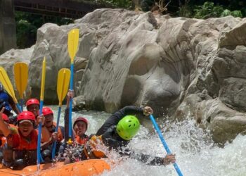 AKTIVITI berakit arus deras di Buyongmas berhampiran kolam air panas Sungai Klah, Sungkai, Tanjung Malim, Perak.