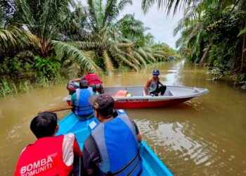 JALAN masuk ke Kampung Selat Manggis dan Kampung Sungai Kerawai di Teluk Intan yang ditenggelami air sepenuhnya, semalam.  – UTUSAN/AIN SAFRE BIDIN