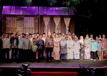 SULTAN Nazrin Muizzuddin Shah dan Tuanku Zara Salim bergambar bersama pelakon teater Datuk Lat-Kampung Boy di Auditorium Kompleks JKKN Perak di Ipoh, Perak.