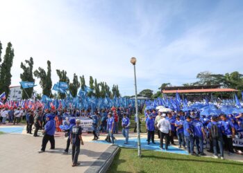 BARISAN penyokong parti yang hadir ketika proses penamaan calon PRN Sabah Ke-17 di Dewan Seri Sulaman, Tuaran, Sabah hari ini. - UTUSAN/AMIR KHALID