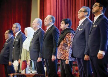 ANWAR Ibrahim pada Majlis Perjumpaan Bersama Warga Jabatan Perdana Menteri (JPM) di Putrajaya, semalam. – UTUSAN/FAIZ ALIF ZUBIR