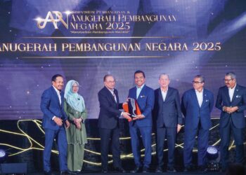 ANWAR Ibrahim menyampaikan Anugerah Pembangunan Negara 2025 kepada Kementerian Pendidikan Tinggi pada Majlis Simposium Pembangunan dan Anugerah Pembangunan Negara di Putrajaya, semalam. –UTUSAN/FAISOL MUSTAFA