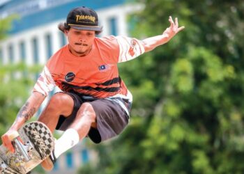 Atlet papan selaju menjalani sesi latihan menjelang Sukan SEA Thailand 2025 di Presint 4, Putrajaya, semalam. - UTUSAN/FAIZ ALIF ZUBIR