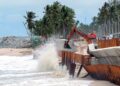 KERJA-KERJA membaiki struktur binaan dan Jalan Pantai Batu Rakit, berhampiran Kampung Tanjung di Kuala Nerus, Terengganu giat dijalankan. – UTUSAN/PUQTRA HAIRRY