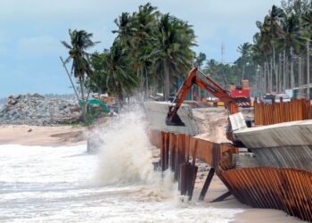 KERJA-KERJA membaiki struktur binaan dan Jalan Pantai Batu Rakit, berhampiran Kampung Tanjung di Kuala Nerus, Terengganu giat dijalankan. – UTUSAN/PUQTRA HAIRRY