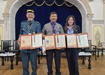 MOHD. Zin Bidin (kiri),  Mohammed Mukhyuddin Sarwani (tengah) dan Chempaka Emalin Pahamin bersama anugerah tertinggi Pengakap yang diterima di Lucknow, India.